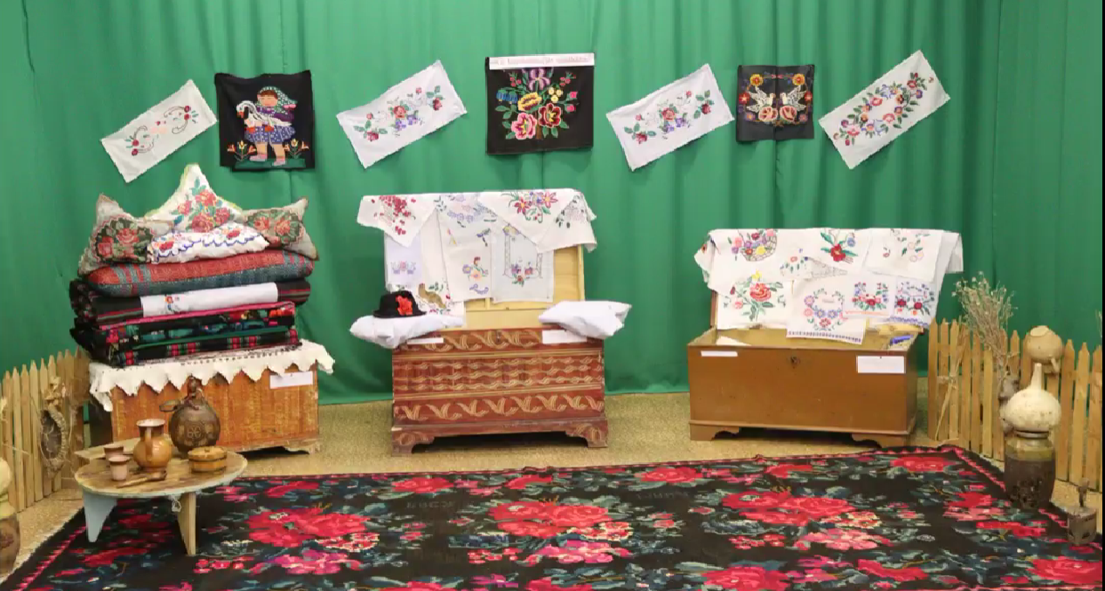 Библиотечно-музейная  выставка «Kiz kudakta ciiz sandikta»