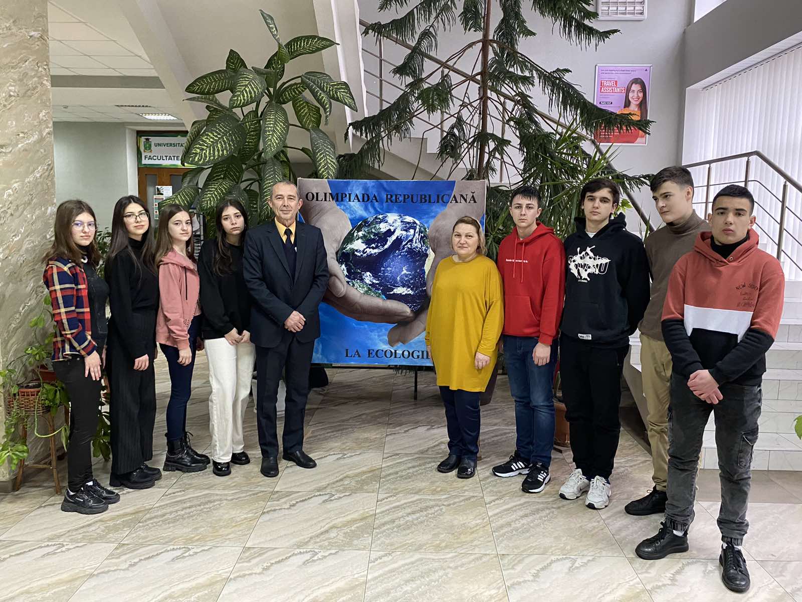 Ученицы выступили с проектом «Stuful eco-material pentru diverse produse ecologice»